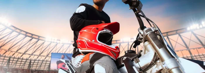 Hombre en motocross en un estadio.
